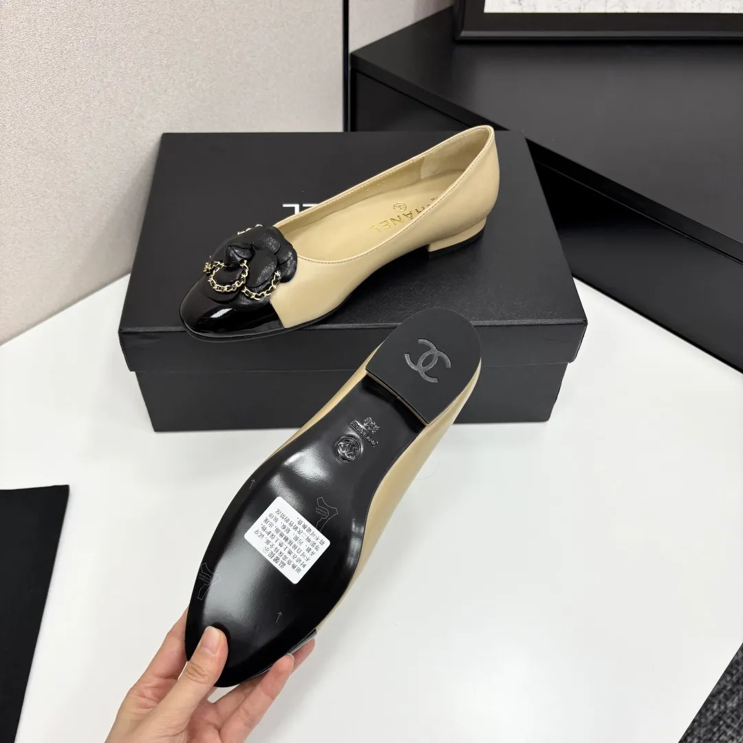 👟👟Ex-factory price 580👟👟 CHANEL｜Chanel Chanel 25C early spring new product Camellia series flat shoes This season’s Camellia series is really beautiful😍 Grandma Xiang’s family has always been elegant and ladylike, full of high-end sense! It’s very nice on the feet~ Whether worn barefoot or paired with skirts or trousers, it’s very versatile! Incomparably beautiful! Extraordinarily fairy 🧚 Overwhelmingly girly‼ ️ The upper is made of imported lambskin, the lining is made of mixed sheepskin, and the Italian A-grade leather outsole Size: 35-39 (40/41 customized)